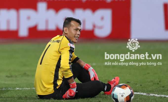 B.Bình Dương treo găng Tấn Trường vô thời hạn