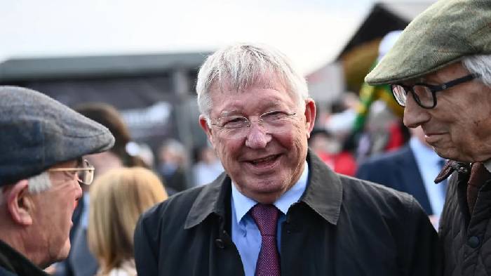 Mối tình đầu của Sir Alex lại là bà ngoại của sao Liverpool