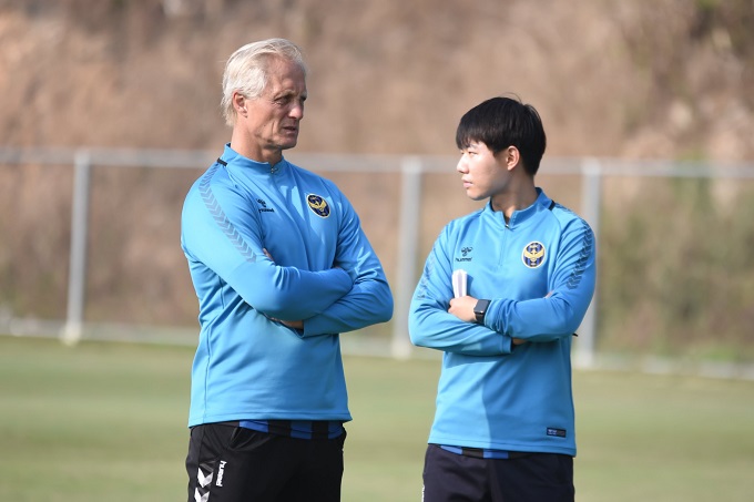 HLV Incheon United cảnh báo Công Phượng