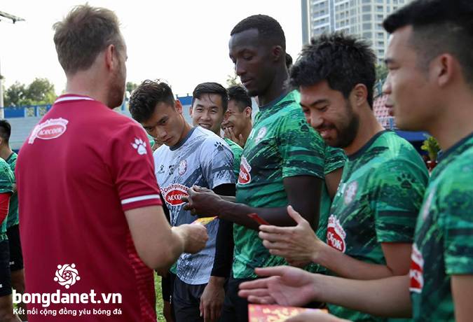 Bùi Tiến Dũng 'soi' bao lì xì của Lee Nguyễn