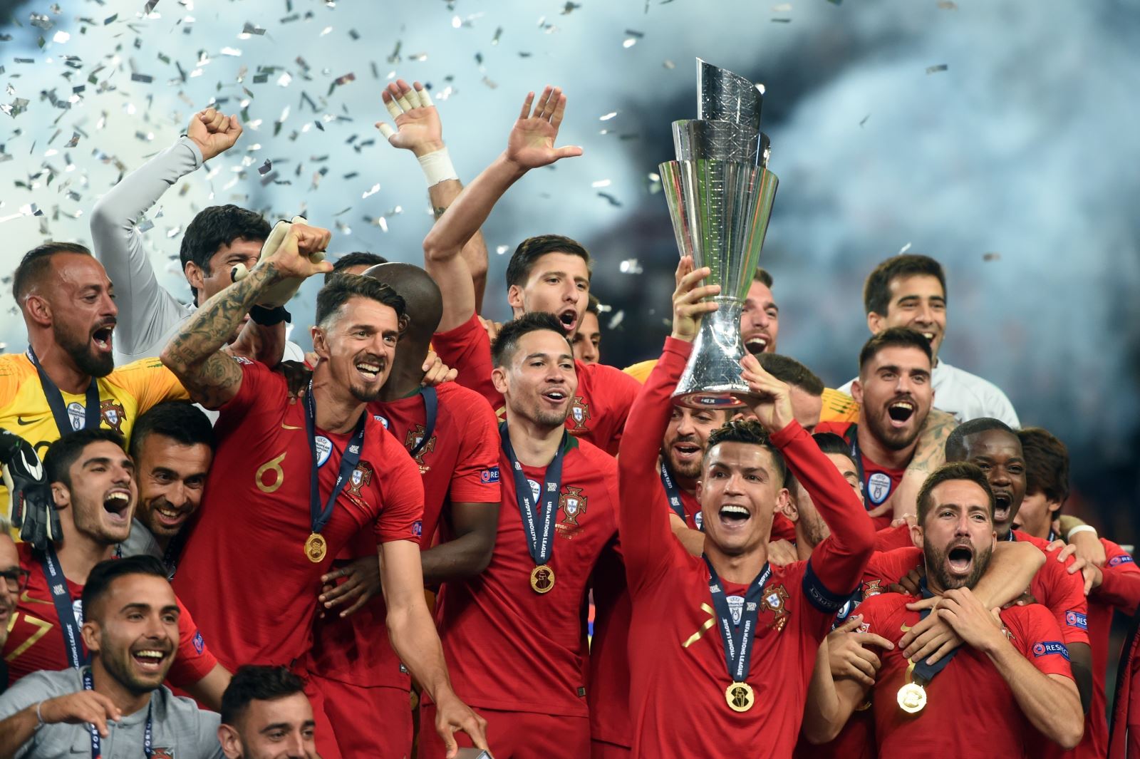 Ai trả 300 triệu euro để UEFA dời EURO 2020 sang năm 2021?