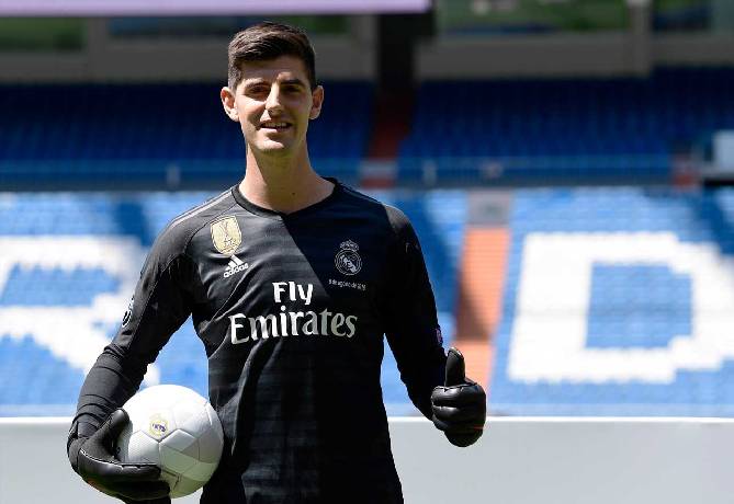 Thibaut Courtois bị đồng đội v&iacute; von l&agrave; 'hươu cao cổ'