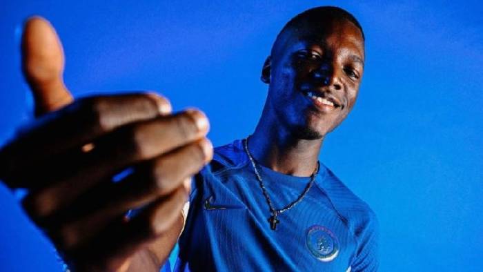 Caicedo nhận chiếc áo bị 'phong ấn' suốt 2 thập kỷ ở Chelsea