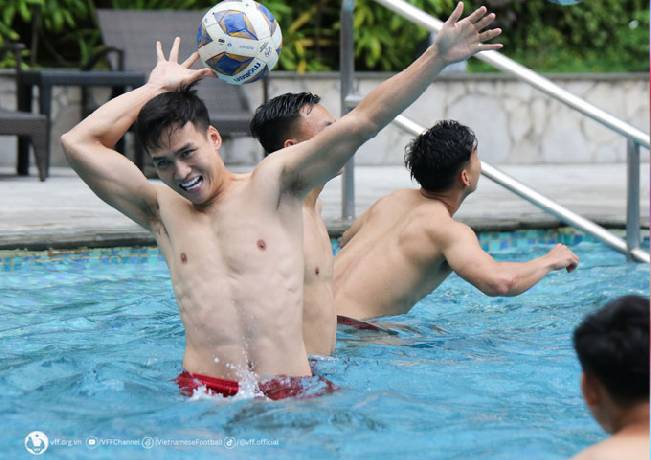 B&ugrave;i Ho&agrave;ng Việt Anh, Tuấn Hải, Tiến Linh khoe body si&ecirc;u phẩm tại bể bơi 