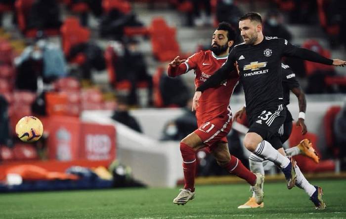 Bỏ t&uacute;i Salah ở đại chiến Liverpool, Luke Shaw nhận mưa lời khen