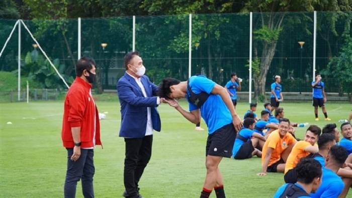 Cầu thủ Indonesia hô hào khẩu hiệu quyết hạ Việt Nam