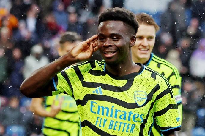 Arsenal v&ugrave;i dập Burnley 5 b&agrave;n kh&ocirc;ng gỡ