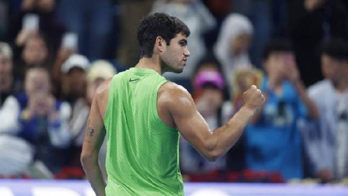 Alcaraz chạm mốc 150 chiến thắng trên mặt sân cứng, vào vòng 2 Qatar Open