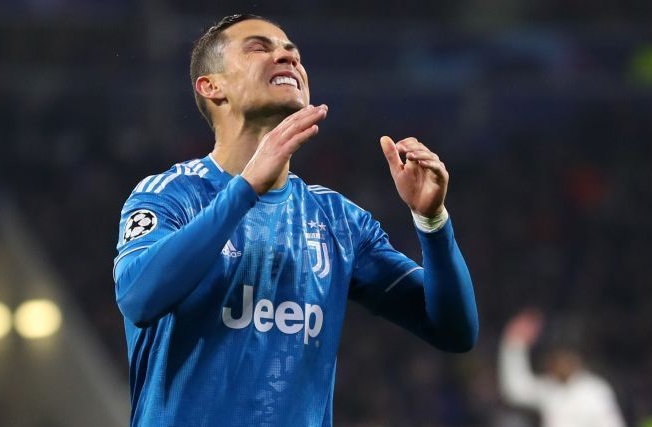 Ronaldo d&iacute;nh thi&ecirc;n tai khi về qu&ecirc; chống dịch Covid-19