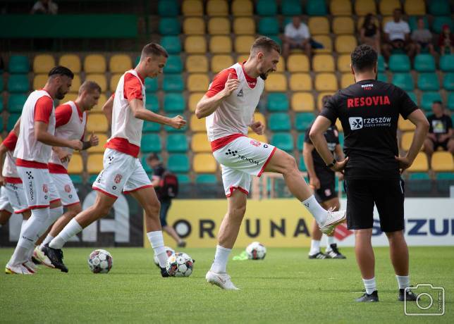 Nhận định, soi kèo Gornik Leczna vs CWKS Resovia Rzeszow, 23h00 ngày 18/9