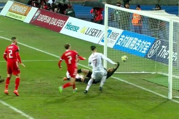 Ronaldo nhận 'mưa gạch đá' vì cướp bàn thắng của Diogo Jota