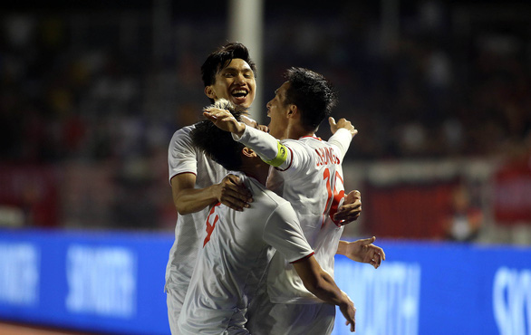 Hùng Dũng, Trọng Hoàng cạnh tranh QBV với Quang Hải