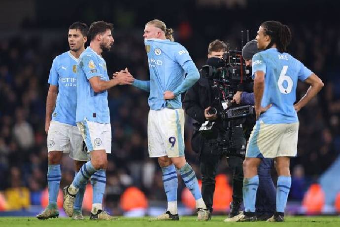 Man City đối mặt 2 vấn đề kh&ocirc;ng thể kiểm so&aacute;t trong cuộc đua v&ocirc; địch Ngoại hạng Anh