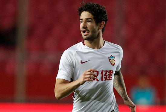 Pato th&aacute;o chạy khỏi Trung Quốc sau khi bị đồng đội đ&aacute;nh