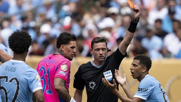 HLV Pep Guardiola phẫn nộ với trọng t&agrave;i v&igrave; tấm thẻ đỏ