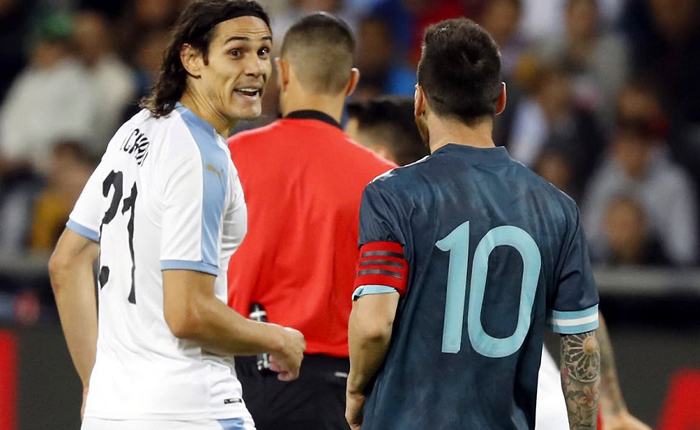 Lionel Messi và Edinson Cavani suýt đánh nhau ngay trên sân