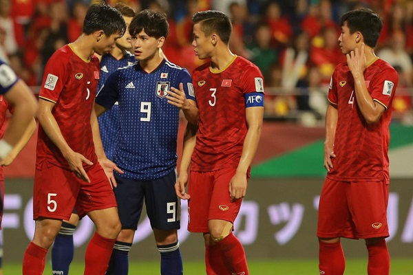 HLV Jurgen Klopp x&aacute;c nhận Liverpool mua Takumi Minamino