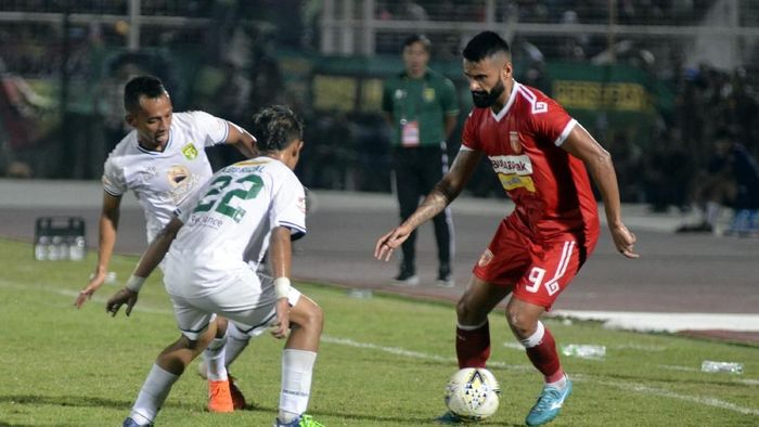 Nhận định b&oacute;ng đ&aacute; Persebaya Surabaya vs Badak Lampung, 15h30 ng&agrave;y 21/12: G&agrave; kh&ocirc;ng lối tho&aacute;t