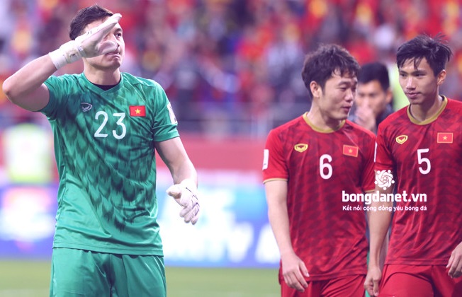 Lương của cầu thủ Văn Hậu, Đặng Văn Lâm bao nhiêu 1 tuần sau thuế khi tính ra tiền Việt?