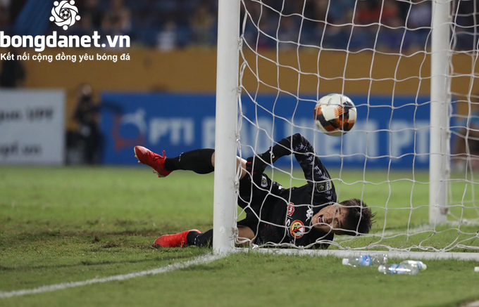 Thủ môn Bùi Tiến Dũng nói gì khi lần đầu được nếm mùi V-League?