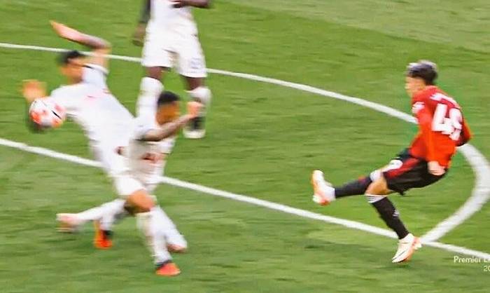 'Tôi năn nỉ mấy trọng tài đó, cho tôi 1 lý do từ chối penalty đi'