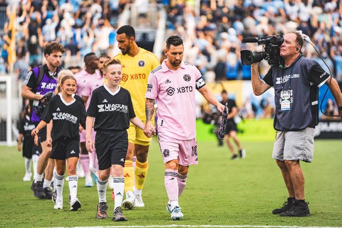 Messi có hành động đặc biệt khi trao cúp khiến đồng đội 'tan chảy'