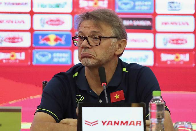 HLV Troussier: 'Tuyển Việt Nam c&oacute; thể g&acirc;y bất ngờ trước Iraq'