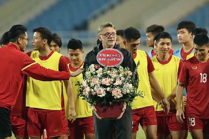 HLV Troussier xúc động khi được tặng hoa ngày 20/11