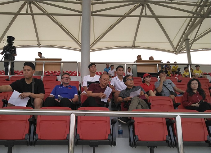 Thầy Park đích thân đi xem bệnh Phan Văn Đức