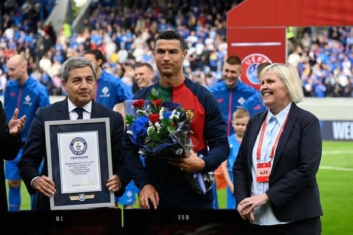 Ronaldo thiết lập thêm một kỷ lục Guiness mới