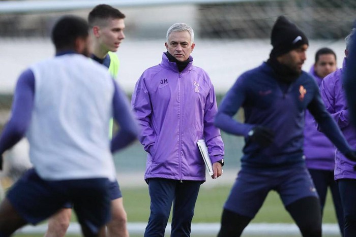 Ch&ugrave;m ảnh Mourinho ra s&acirc;n tập c&ugrave;ng cầu thủ Tottenham ngay sau buổi k&yacute; hợp đồng