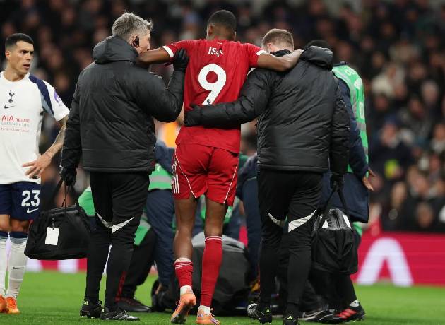 Ghi bàn cho Liverpool, Isak ngay lập tức chấn thương