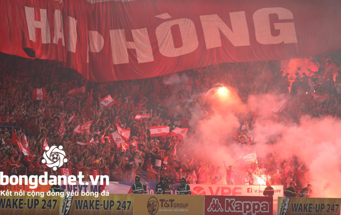 Bị pháo sáng làm lu mờ trận đấu, HLV Hà Nội FC bức xúc