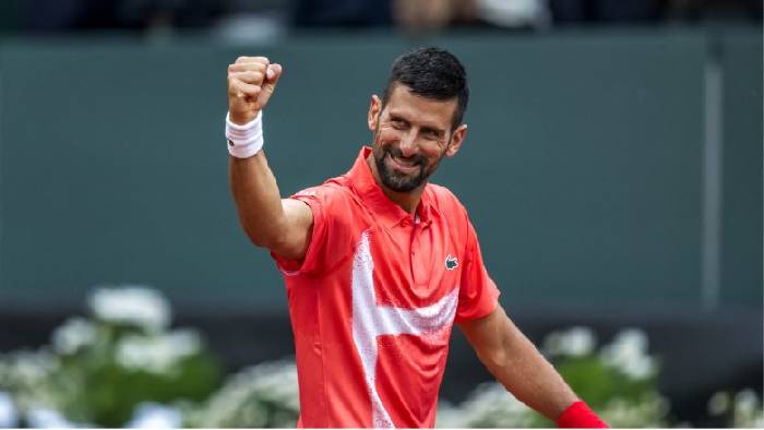 Djokovic thắng trận đầu tiên trên sân đất nện mùa 2025