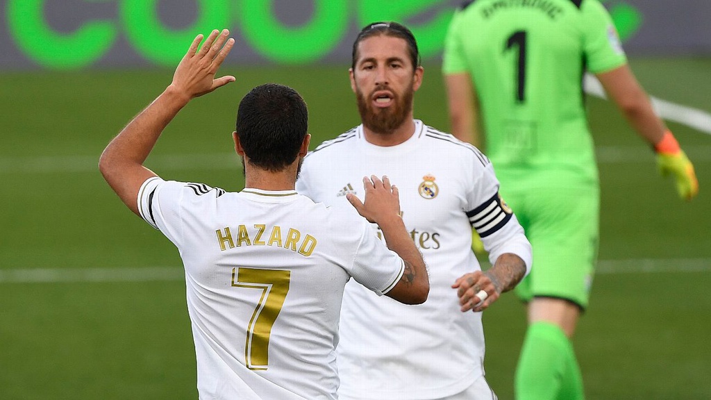 Sergio Ramos đi v&agrave;o lịch sử La Liga ở trận Sociedad 1-2 Real Madrid