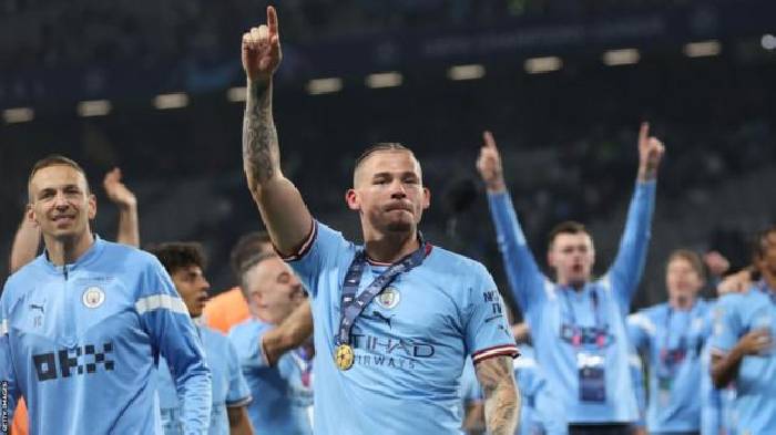 Bị ch&ecirc; ăn hại, sao Man City vẫn nằng nặc đ&ograve;i ở lại Etihad