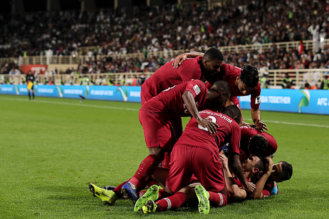 Qatar 1-0 Iraq: Si&ecirc;u phẩm đ&aacute; phạt đưa Qatar v&agrave;o tứ kết