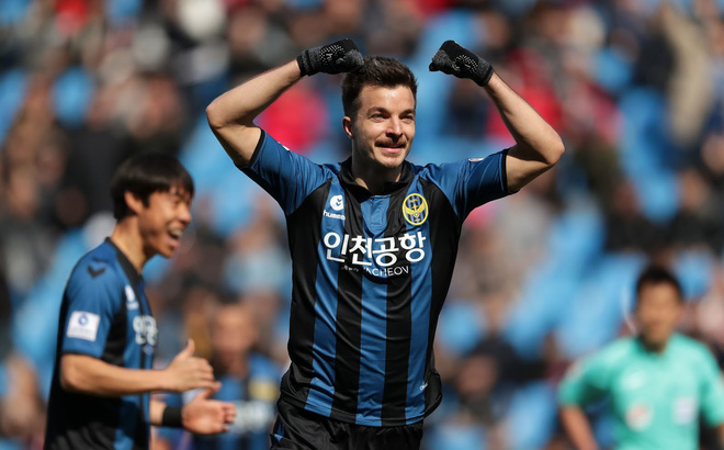 Đội bóng của Công Phượng sắp đón 'siêu tiền đạo' trở lại