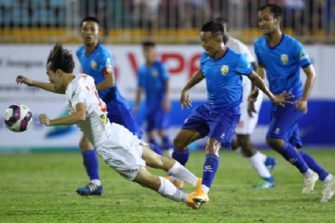 HLV Kiatisak nói gì khi HAGL 'hút chết' trước đối thủ hạng nhất?