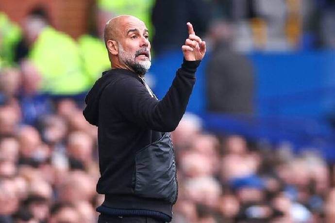 Pep Guardiola tức đi&ecirc;n với trọng t&agrave;i, giải Ngoại hạng Anh l&ecirc;n tiếng