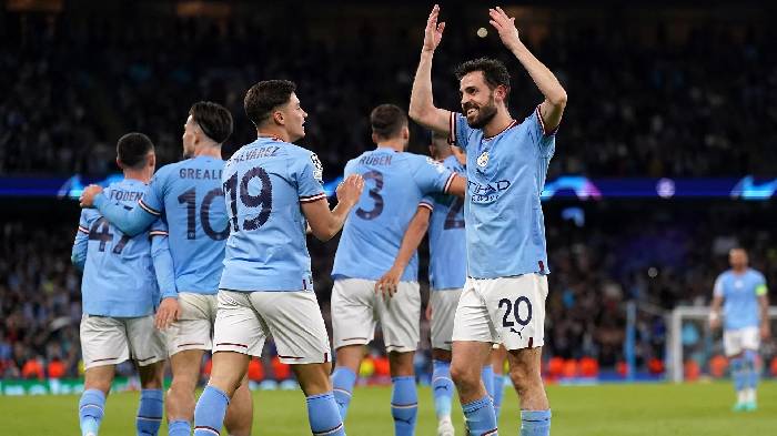 Man City tăng lương khủng, năn nỉ 'ph&ugrave; thuỷ' đa năng ở lại Etihad