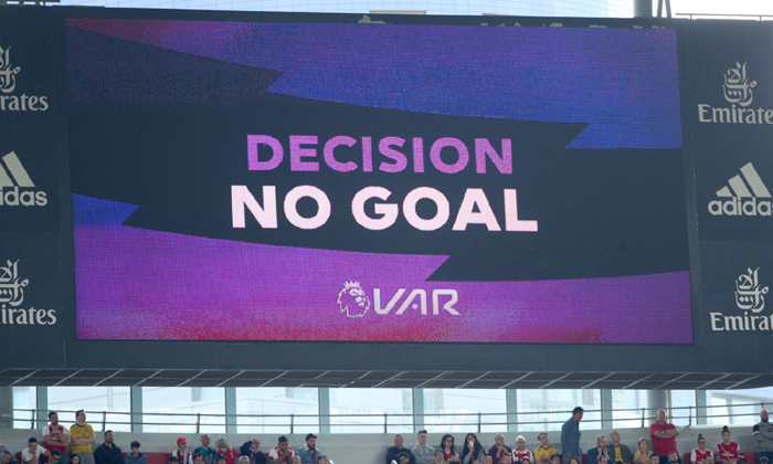 Ngoại hạng Anh sử dụng công nghệ VAR sai quy chuẩn