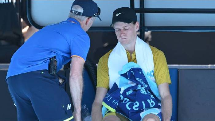 Sinner bị chuột r&uacute;t v&igrave; trời n&oacute;ng, tho&aacute;t hiểm ngoạn mục ở v&ograve;ng 3 &Uacute;c Mở rộng 2026