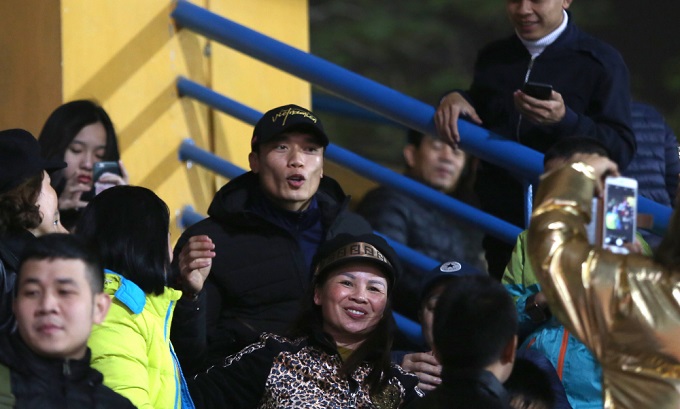 Thủ m&ocirc;n B&ugrave;i Tiến Dũng khuấy động kh&aacute;n đ&agrave;i, HLV H&agrave; Nội vẫn n&oacute;i lời 'cay đắng'