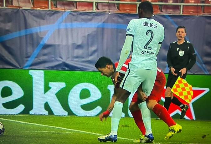 CĐV Chelsea đ&ograve;i treo gi&ograve; Suarez 10 trận v&igrave; v&eacute;o đ&ugrave;i Rudiger