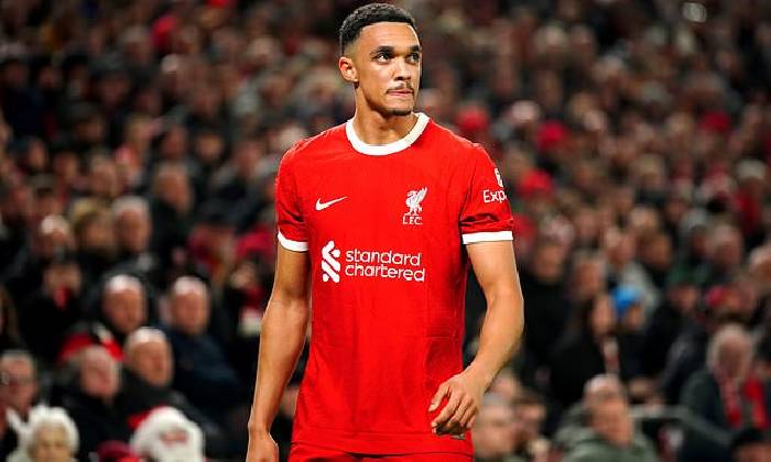 Alexander-Arnold ph&aacute;t hoảng, thu&ecirc; vệ sĩ v&igrave; bị fan nữ quấy rối