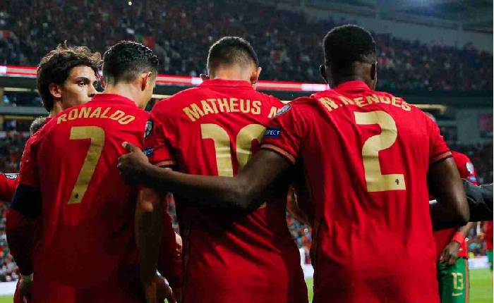 Chồng sẵn 50 củ, đại gia Manchester đ&oacute;n thi&ecirc;n t&agrave;i Bồ Đ&agrave;o Nha