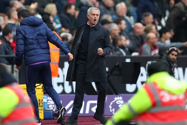 Jose Mourinho x&aacute;c lập kỷ lục mới tại Ngoại hạng Anh