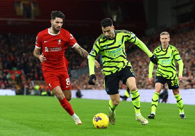 Arsenal v&agrave; Liverpool gh&igrave;m ch&acirc;n nhau, Man City hưởng lợi