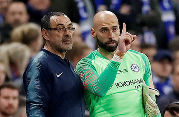 Học tr&ograve; nổi loạn 'di ch&acirc;n' v&agrave;o quyền lực của Sarri, Chelsea đến ng&agrave;y mạt vận